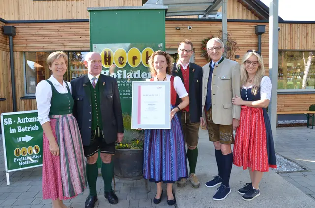 WK-Präsident Josef Herk brachte eine Urkunde mit. | Foto: Oblak