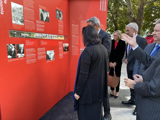 Die Stele erzählt, wie aus Südtirols problematischer Situation eine Autonomie wurde, die heute der ganzen Welt als Paradebeispiel dient. | Foto: Nathanael Peterlini/MeinBezirk