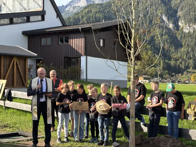 Saalfeldens Pfarrer Alois Moser segnete den roten Ahorn, der nun vor dem neu gestalteten Kirchenvorplatz in Lenzing wachsen und gedeihen kann. | Foto: Sarah Braun