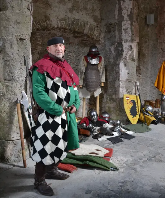 Günther Baumgartner zeigte seine fast zwei Jahrhunderte umspannende Sammlung an Rüstungen. | Foto: Alexander Fritsch