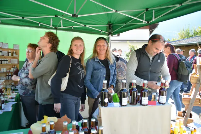 Die Besucher und Besucherinnen unterhielten sich glänzend bei den Haiminger Markttagen. | Foto: Perktold