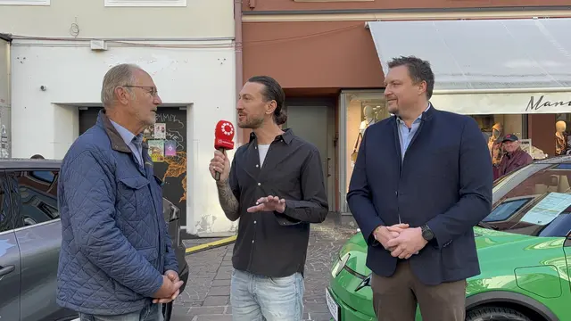 Oskar Dörfler (rechts), Gremialobmann des Kärntner Fahrzeughandels, und Bernhard Plasounig (links), Villachs Bezirksstellenobmann der WKK, plauderten mit MeinBezirk.at-Redakteur Peter Kleinrath über aktuelle Trends, den Stellenwert der E-Mobilität und die Wichtigkeit der "AutoMobile" in Villach. | Foto: MeinBezirk.at