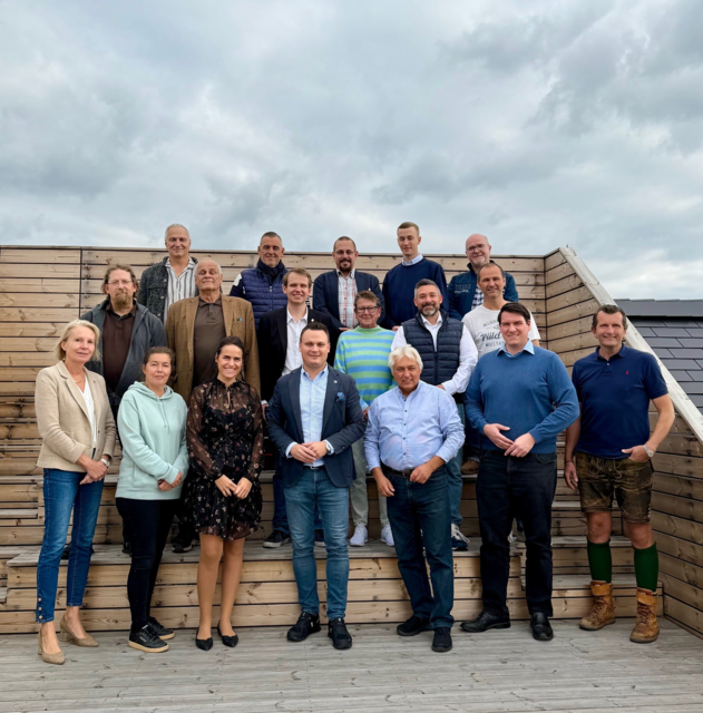 Gemeinderätin Susanne Eistert, geschäftsführende Gemeinderätin Romana Prantl-Wieser, geschäftsführende Gemeinderätin Seraphine Stöger, Stadtrat und Landtagsabgeordneter Andreas Bors, geschäftsführender Gemeinderat Markus Kolar, geschäftsführender Gemeinderat David Otzlberger, Trainer Gernot Jost, Gemeinderat Dietmar Pirker, geschäftsführender Gemeinderat Michael Witt, Gemeinderat Roman Rauscher, Gemeinderätin Christa Zaritsch, geschäftsführender Gemeinderat Markus Hofbauer, Gemeinderat Andreas Diemt, Gemeinderat Werner Schlachtner, geschäftsführender Gemeinderat Heinrich Pegler, Gemeinderat Daniel Hollensteiner, Gemeinderat Florian Einwegerer und Gemeinderat Martin Feichtinger | Foto: FPÖ NÖ