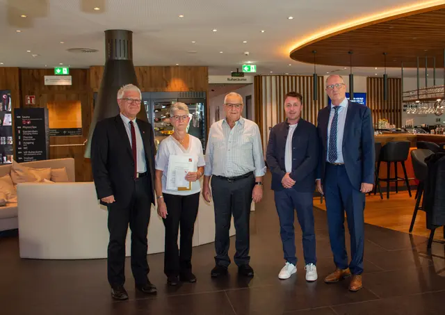 Goldene Hochzeit
vlnr.: BH Mag. Siegmund Geiger, Jubelpaar Martha und Johann Walser, Vbgm. Daniel Winkler, Bgm. Werner Kurz