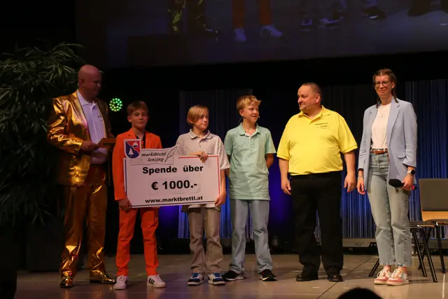 Der Verein Marktbrettl Lenzing überreichte 1.000 Euro für die Sonneninsel in Seekirchen. | Foto: MeinBezirk/Maria Rabl