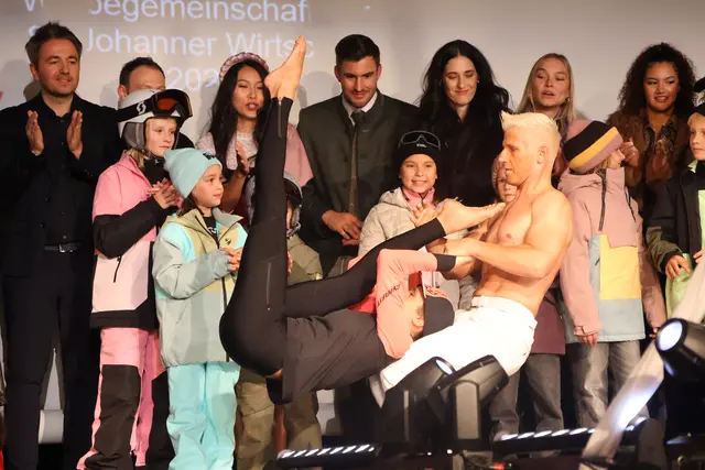 Zwischen all den Modetrends sorgte das Duo Aquarius mit ihrer Akrobatik für Staunen. | Foto: Agnes Etzer