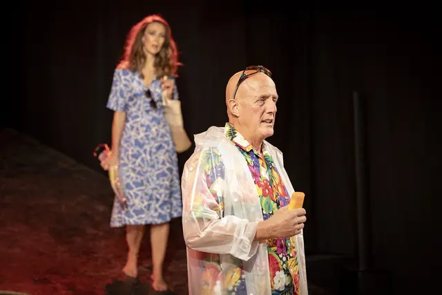 Die lokalenTheatergrößen Sieghard Larl und Katharina Trojer stehen im Mittelpunkt der Geschichte. | Foto: Sendersbühne/Birgit Gufler