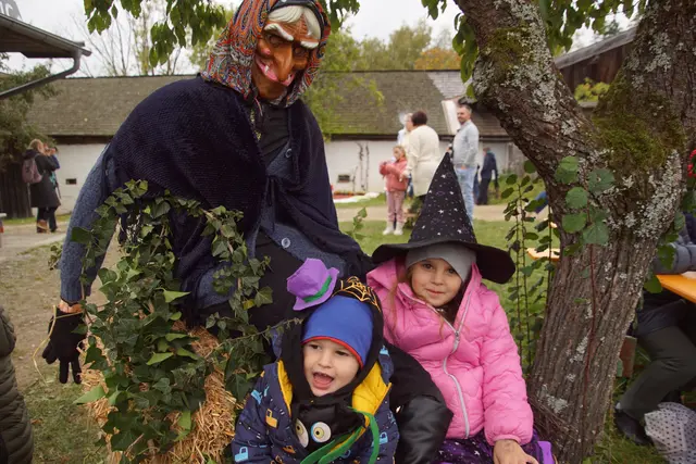 Um den Hexennachwuchs brauchen sich die Unterkagerhexen nicht zu sorgen: Auch der kleine Matthias und Mia aus Neufelden waren mit Begeisterung mitdabei.  | Foto: Helmut Eder