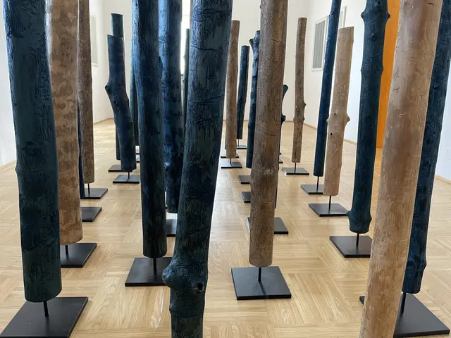 Objekte von Heidi Zenz - hier in einer Ausstellung - sehenswert sind auch ihre Ausstellungsräume und Sammlungen von Naturmaterialien in Bergstetten.  | Foto: Josef Goldhofer