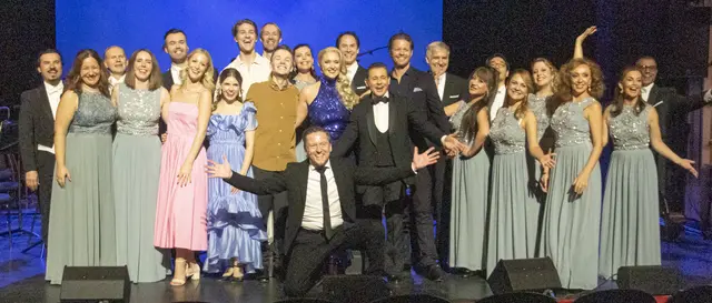 Große Freude bei Andreas Gergen, den Solistinen und Solisten und dem Chor cer Bühne Baden nach derfolgreichem Abschluss des Eröffnungskonzertes. | Foto: Gerhard Maly