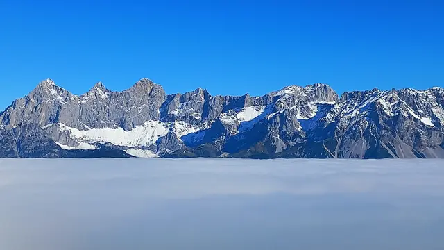 Beim Parkplatz erwartete uns schon die Sonne
