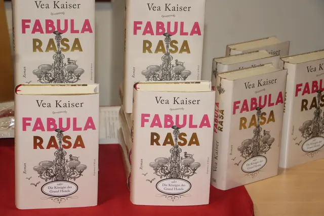 Das aktuelle Buch Fabula Ras schafte es binnen fünf Tage auf Platz Zwei der Bestsellerlisten. | Foto: Josef Hofmüller