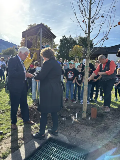 Eine Zeitkapsel wurde mit vielen Erinnerungsstücken befüllt – nun weilt sie unter der Erde – wer sie wohl eines Tages finden wird?! | Foto: Sarah Braun