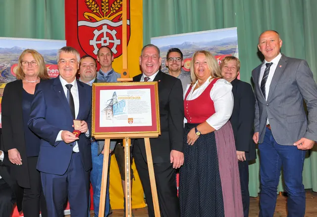 Übergabe der Ehrenbürgerurkunde an Konsistorialrat Franz Starlinger (2.v.l.) durch Bürgermeister Fritz Feichtinger (5.v.l.) und Mitglieder des Stadtrates. | Foto: Die Photoschmiede