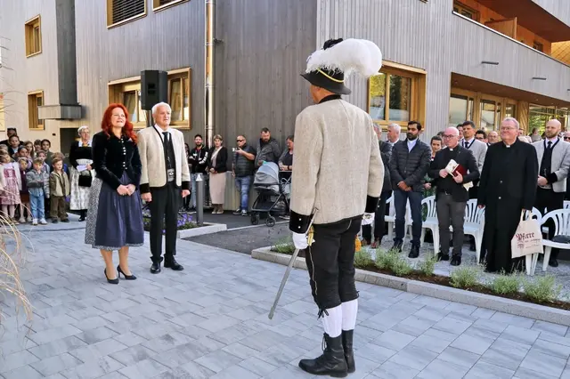 Die Ehrensalve wurde von der Politik abgenommen.  | Foto: Siegfried Geisler