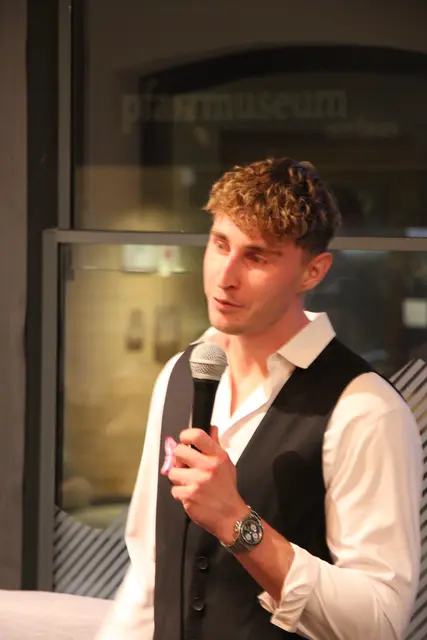 Leo „Jack“ Hillinger jun. war persönlich anwesend und führte mit Begeisterung durch den Abend. | Foto: Schwarz