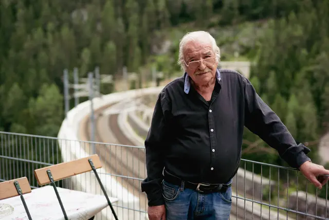 Museumschef Georg Zwickl; im Hintergrund das Kalte Rinne-Viadukt mit der Ghegabahn. | Foto: Santrucek