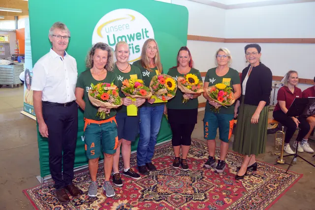 BAV-Geschäftsstellenleiter Karl-Heinz Zeitlinger, ASZ Mitarbeiterinnen, BAV-Vorsitzende Manuela Gschwandtner (v.l.). | Foto: BAV Vöcklabruck