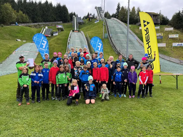 Gruppenfoto der Springer und Betreuer beim Skisprung-Landescup. | Foto: ASVÖ SC Höhnhart