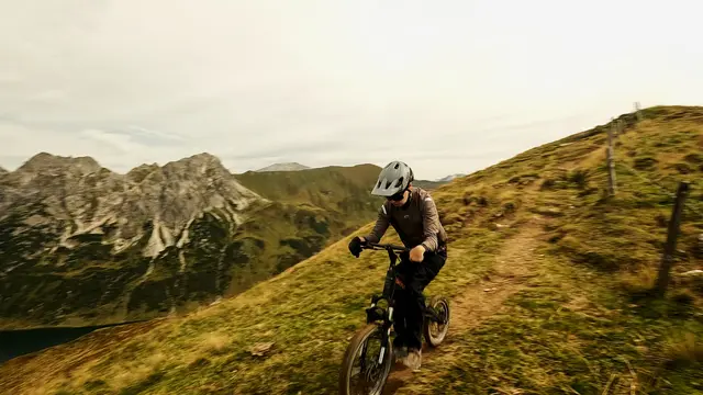 Nico Forchthammer schaffte es, mit seinem Spezialbike zu allen 40 Almen des Großarltals aufzusteigen. "Es war sicher eine der härtesten Touren, die ich jemals gemacht habe", berichtet er im Interview mit MeinBezirk. | Foto: Nico Forchthammer
