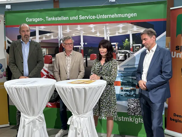 Initiator und Bundesobmann des Energiehandesl Jürgen Roth, Regionalstellenobmann Bernhard Stranzl, Projektentwicklerin Nadja Elmer und Geschäftsführer der Fachgruppe Tankstellen Oliver Käfer. (v. l.) | Foto: MeinBezirk/Helmut Riedl