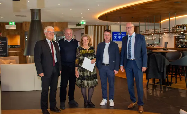 Goldene Hochzeit
vlnr.: BH Mag. Siegmund Geiger, Jubelpaar Theresia und Heinrich Zangerl, Vbgm. Daniel Winkler, Bgm. Werner Kurz