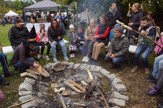 Das Steckerlbrotbraten an der Feuerstelle war eine begehrte Anlaufstelle bei den Familien.  | Foto: Helmut Eder