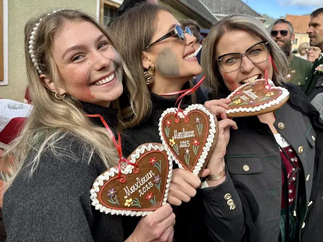 Die Damen haben ein Herz für den Maxlaunmarkt. | Foto: MeinBezirk