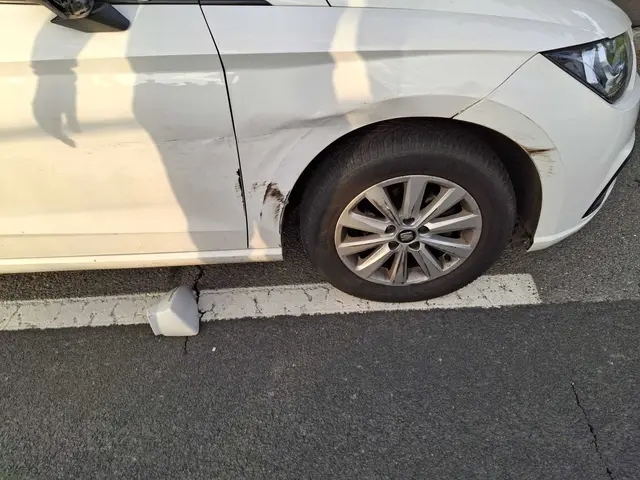 Ein schwarzer Pkw mit Anhänger kollidierte mit dem Seat Ibiza und fuhr weiter. | Foto: Janisch