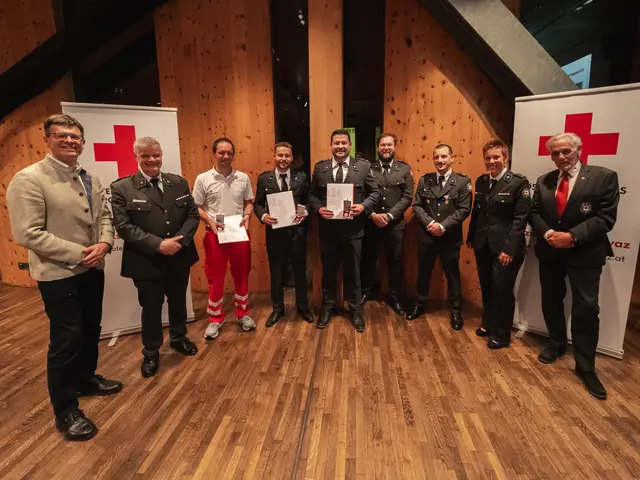 Bezirkshauptmann Dr. Michael Brandl, Bezirksstellenleiter Hans-Peter Thaler, Markus Hanser, Thomas Bradl, Dominik Hasenberger, Ortsstellenleiter Mayrhofen Benedikt Eder, Ortsstellenleiter Schwaz Niklas Kaufmann, Freiwilligenvertreterin Carolin Mader, Präsident Günther Ennemoser | Foto: Rotes Kreuz/Ringler