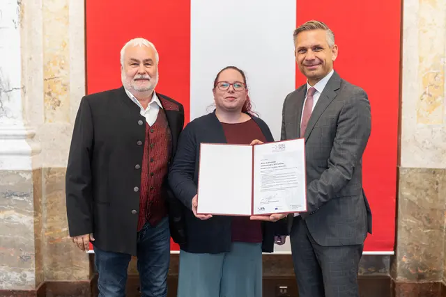Minister Hattmannsdorfer (r.) zeichnet die Firma Wittur aus. | Foto: Bundesministerium für Wirtschaft, Energie und Tourismus