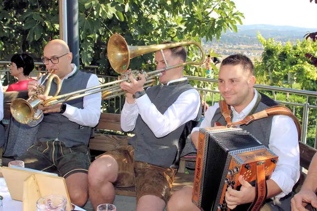 Bei den Buschenschänken wurden fleißig musiziert. | Foto: Cescutti