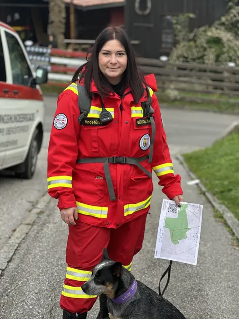Menschen und Hunde der ÖRHB Oberösterreich stellten sich der mehrstündigen Überprüfung bei Tag und Nacht, um für die Personensuche tauglich zu sein. | Foto: ÖRHB LG OÖ