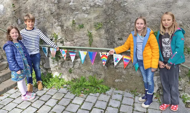 Auf dem "sicheren Schulweg" weisen Wimpel und Holzskulpturen den Weg. | Foto: Hörmandinger
