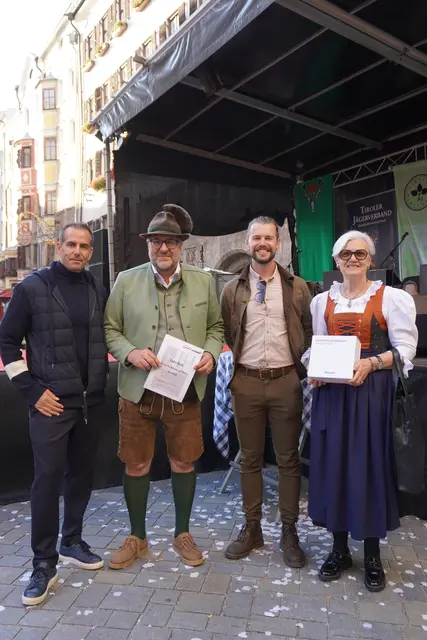 Beim MeinBezirk Gewinnspiel konnten ein Fernglas und eine Fahrt mit einem Defender gewonnen werden.  | Foto: AMG