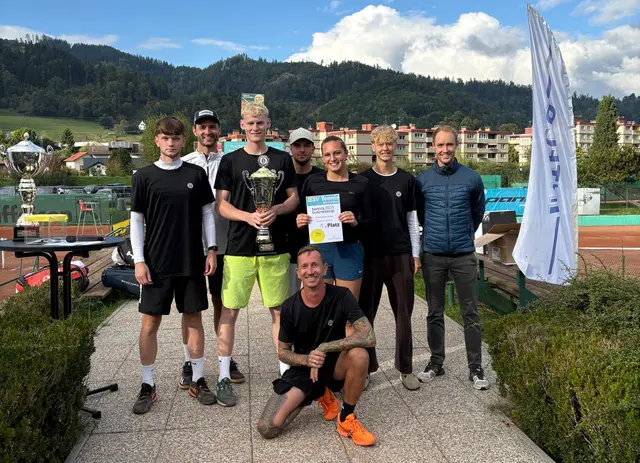 Sportlicher Leiter Thomas Holzgruber, Finalist Philipp Tischler, Sieger Konstantin Feiel und Kassier Patrick Kilian. | Foto: ESV Tennis Bruck