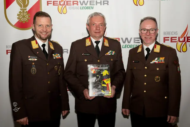 Landesfeuerwehrkommandant Reinhard Leichtfried, Bereichsfeuerwehrkommandant Johann Diethart (r.) und Alexander Siegmund (l.) präsentierten einen imposanten Leistungskatalog.
 | Foto: BFV/Bernd Strohhäussl