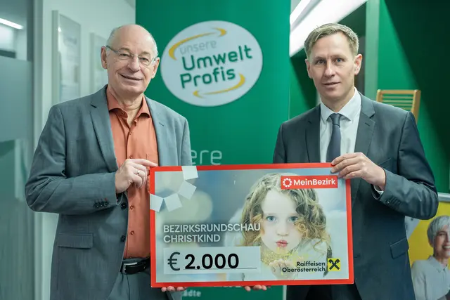 Landesabfallverbands-Geschäftsführer Thomas Anderer übergab den Spendenscheck über 2000 Euro an MeinBezirk Oberösterreich-Chefredakteur Thomas Winkler. | Foto: MeinBezirk OÖ/Siegl