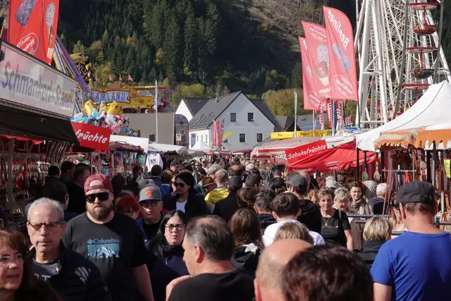 Viele nutzten das perfekte Wetter um durch die Straßen am Maxlaunmarkt zu schlendern. | Foto: Michael Blinzer