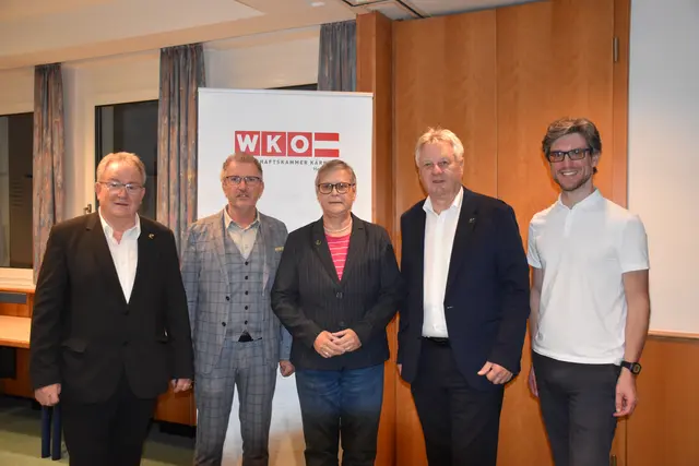 WKO-Obmann KommR. Hannes Kandolf, Mag. Oskar Januschke, Leiter Standortentwicklung Lienz, Vizebürgermeisterin Irmgard Hartlieb, Bürgermeister DI Leopold Astner, Bezirksstellenleiter Rudolf Oberlojer. | Foto: MeinBezirk/Carmen Rienzner
