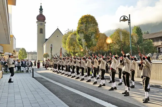 Die exakte Salve der Schützen war ein Highlight. Auch die BMK Ried/Kaltenbach war dabei.  | Foto: Siegfried Geisler