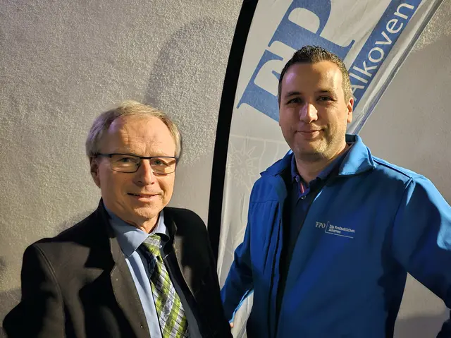 Klinger gratulierte dem erneut gewählten Obmann.  | Foto: FPÖ GR/EF