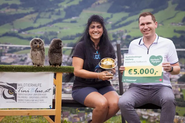 Die Wildtierhilfe TiniBlue e.V. wird für Salzburg für die Versorgung verletzter und verwaister Wildtiere geehrt (v.l.n.r. Tini Pirnbacher, Obfrau und Gründerin und Daniel Wagner, District Manager Salzburg, Fressnapf Österreich) | Foto: Fressnapf Österreich