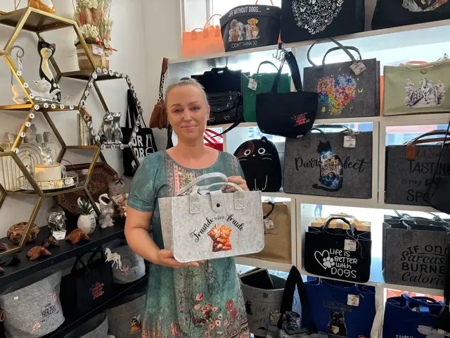 Tina Moser verkauft noch bis Dezember Lose für das Tierheim Franziskus. Jedes Los gewinnt. | Foto: Almer