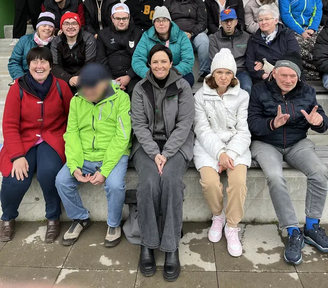Die Lebenshilfe-Klienten hatten als Zuschauer beim Match zwischen Sandl und der SPG WKL großen Spaß. | Foto: Lebenshilfe Freistadt
