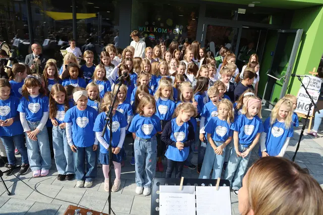 Zwei Schülerchöre untermalten das Schuleröffnungsfest in St. Anna am Aigen. | Foto: MeinBezirk/Johann Scheich