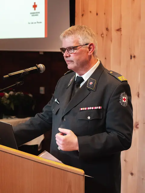 Bezirksstellenleiter Hans-Peter Thaler bei seiner Ansprache. Im Mittelpunkt standen die Leistungen aller Mitglieder. Nur gemeinsam ist man stark.

 | Foto: Rotes Kreuz/Ringler