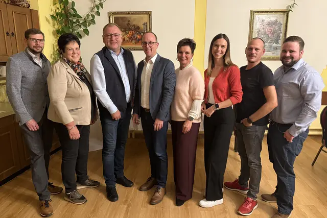 Hundert Prozent für Gemeindeparteiobmann Bgm. Markus Reichenvater (3.v.l.) und sein Team mit Dominik Trappl, Brigitte Allram, Michael Wimmer, Sabine und Lara Gererstorfer, Michael Winkler und Dominik Angelmayr (v.l.). | Foto: Herbert Gschweidl