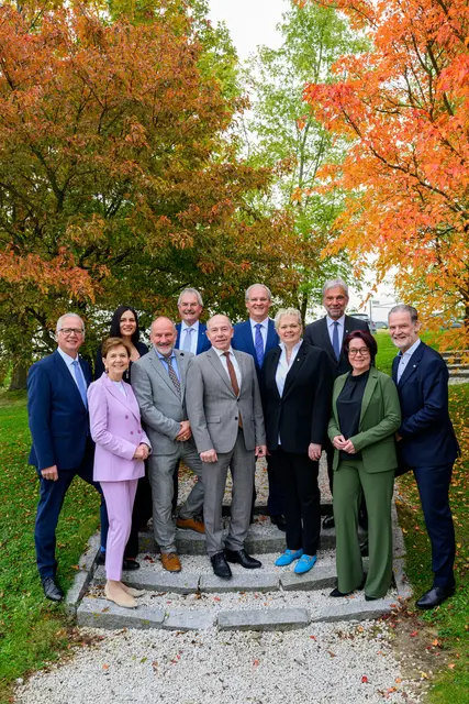 Österreichs Landtagspräsidentinnen und Präsidenten in Geinberg bei der Konferenz (v. l.): Reinhart Rohr (Kärnten), Brigitta Pallauf (Salzburg), Astrid Eisenkopf (Burgenland), Peter Samt (Bundesratspräsident) Karl Wilfing (Niederösterreich), Max Hiegelsberger (Oberösterreich), Harald Sonderegger (Vorarlberg), Heike Sylvia Winzent (Saarland), Arnold Schuler (Südtirol), Sonja Ledl-Rossmann (Tirol), Gerald Deutschmann (Steiermark).  | Foto: Werner Kerschbaummayr