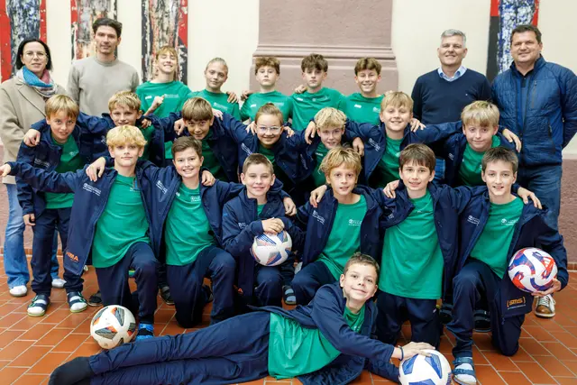 Sponsor Hubert Isopp bei der Übergabe der neuen Trainingsanzüge für die Fußball-Schülerliga des BG Tanzenberg unter Direktor Gerald Horn | Foto: Privat